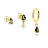 Mona – Gold earrings with an elegant and fluid design.
