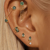Sofie-Marie – Elegant gold earrings with a dynamic design.
