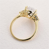 Clarissa – Gold ring with diamond in drop cut.