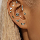 Sofie-Marie – Elegant gold earrings with a dynamic design.