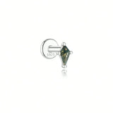 Sofie-Marie – Elegant gold earrings with a dynamic design.