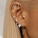 Lina – Golden earrings with delicate filigree curvature.