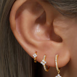 Alena – Delicate gold earrings with a touch of subtle elegance.