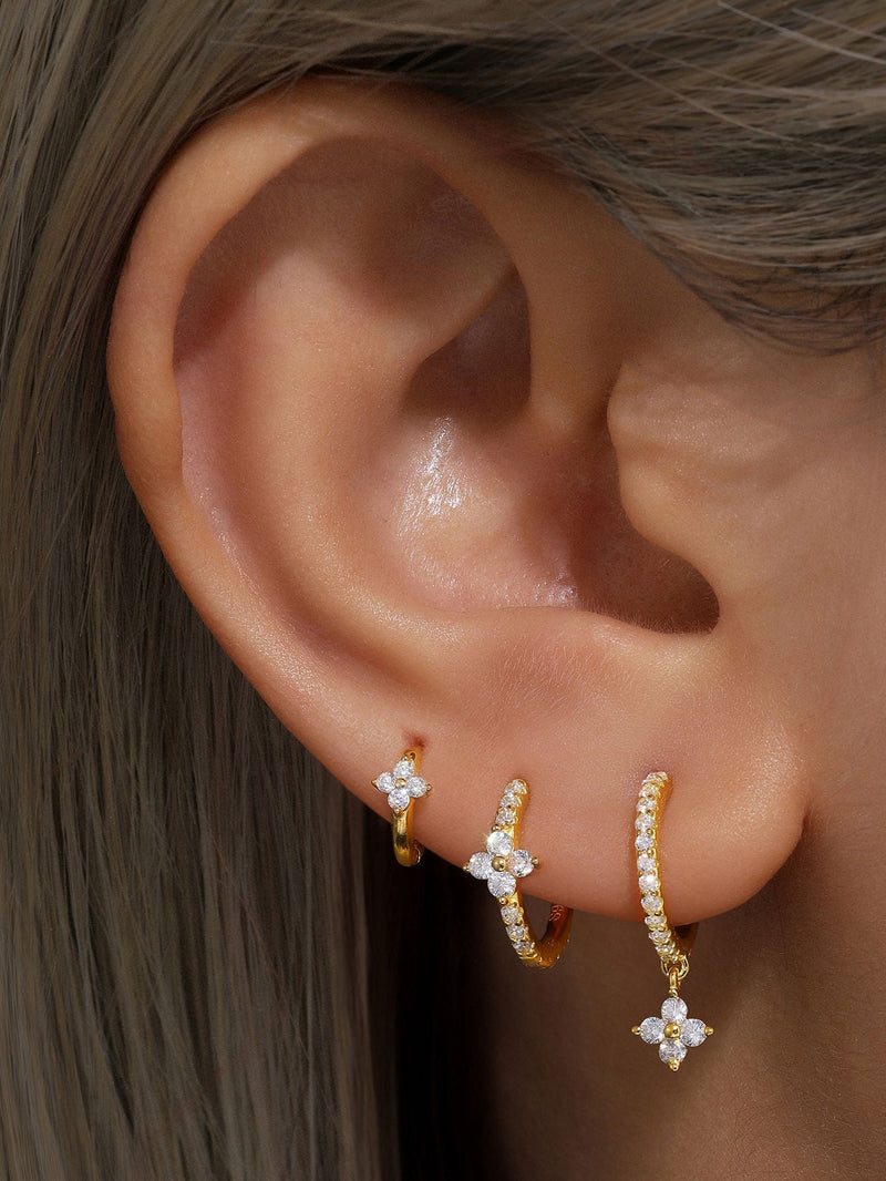 Alena – Delicate gold earrings with a touch of subtle elegance.