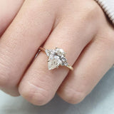 Clarissa – Gold ring with diamond in drop cut.