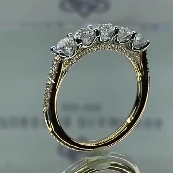 Amélie – Elegant diamond ring with crown design.