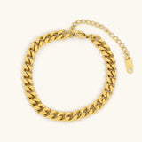 Sofía – Elegant gold bracelet with a subtle pendant.