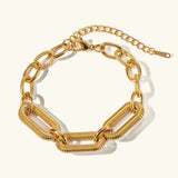 Klára – Gold bracelet with a thin design.
