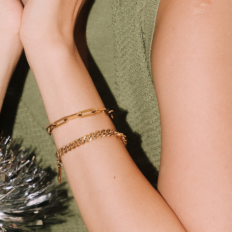 Anna – Gold bracelet with layered design.
