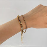Sofía – Elegant gold bracelet with a subtle pendant.