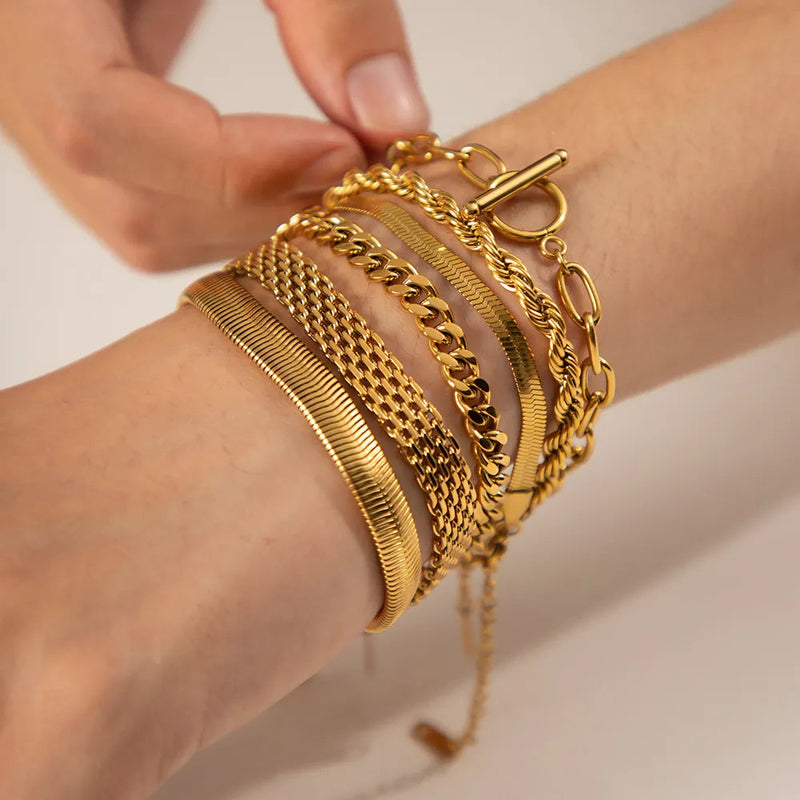 Tereza – Gold bracelet with double chain design.