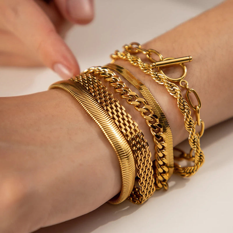 Tereza – Gold bracelet with double chain design.