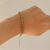 Sofía – Elegant gold bracelet with a subtle pendant.
