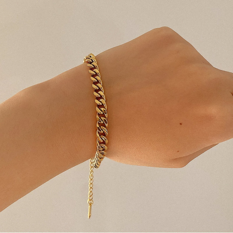 Sofía – Elegant gold bracelet with a subtle pendant.
