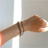 Sofía – Elegant gold bracelet with a subtle pendant.