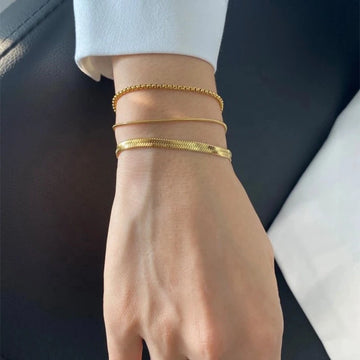 Carina – Gold bracelet with polished platinum finish.