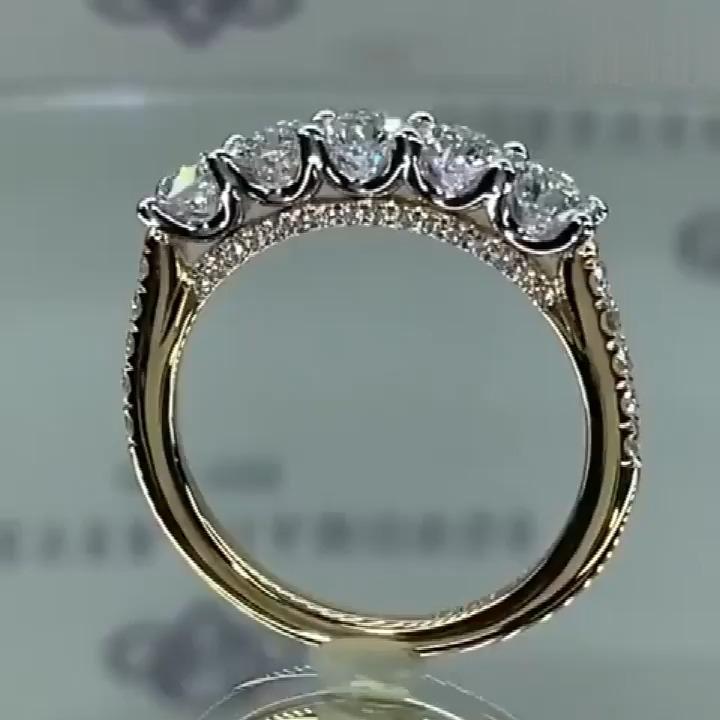 Amélie – Elegant diamond ring with crown design.