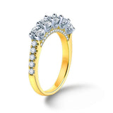 Amélie – Elegant diamond ring with crown design.