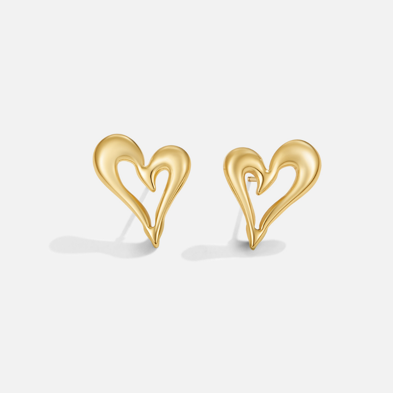 Amira – Heart-shaped earrings in gold tone.