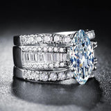 Veronika – Diamond ring with elegant gold details.
