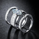 Veronika – Diamond ring with elegant gold details.