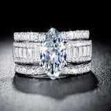 Veronika – Diamond ring with elegant gold details.