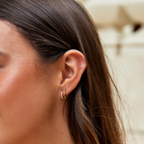 Sabina – Gold earrings with a geometric design.