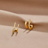 Sabina – Gold earrings with a geometric design.