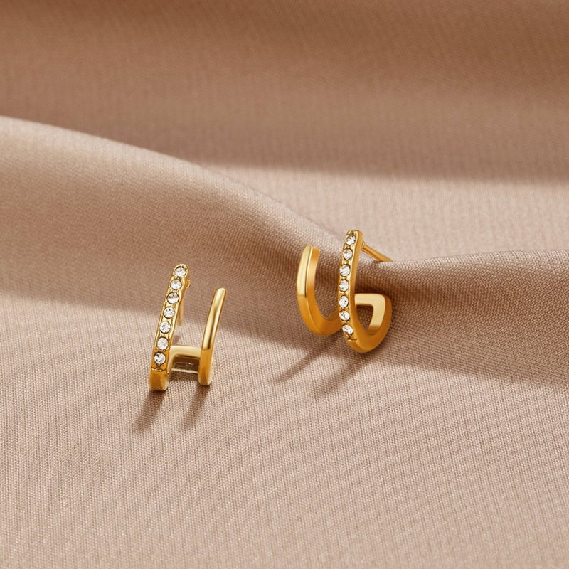 Sabina – Gold earrings with a geometric design.