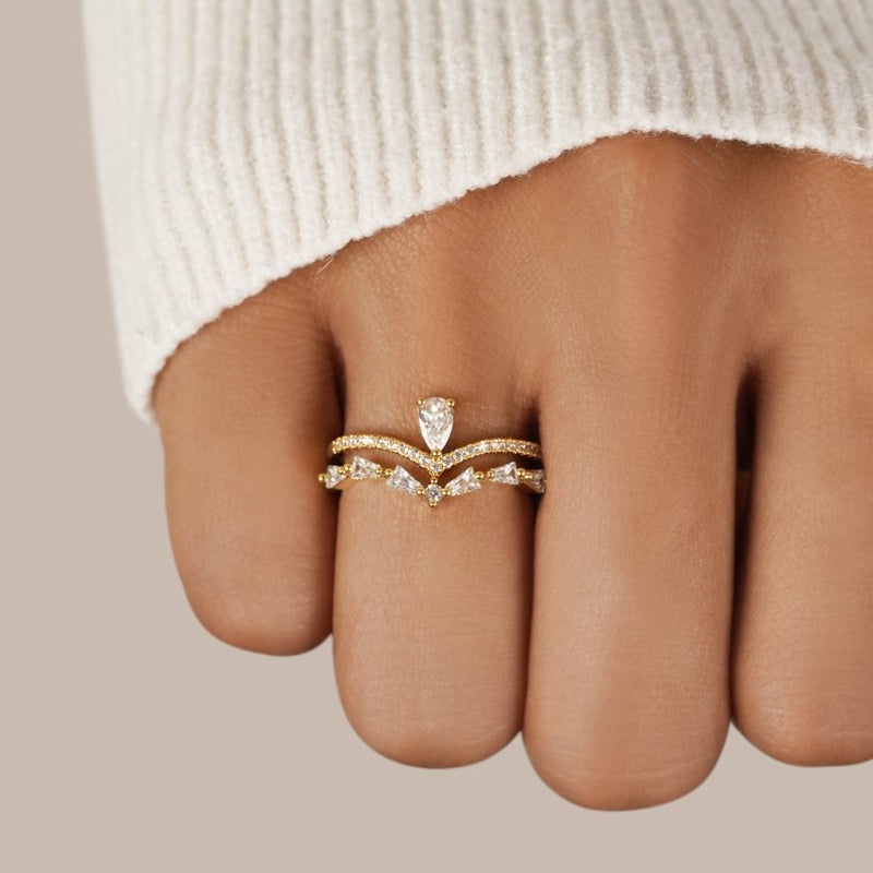 Amira – Gold ring with subtle sparkle and crystal