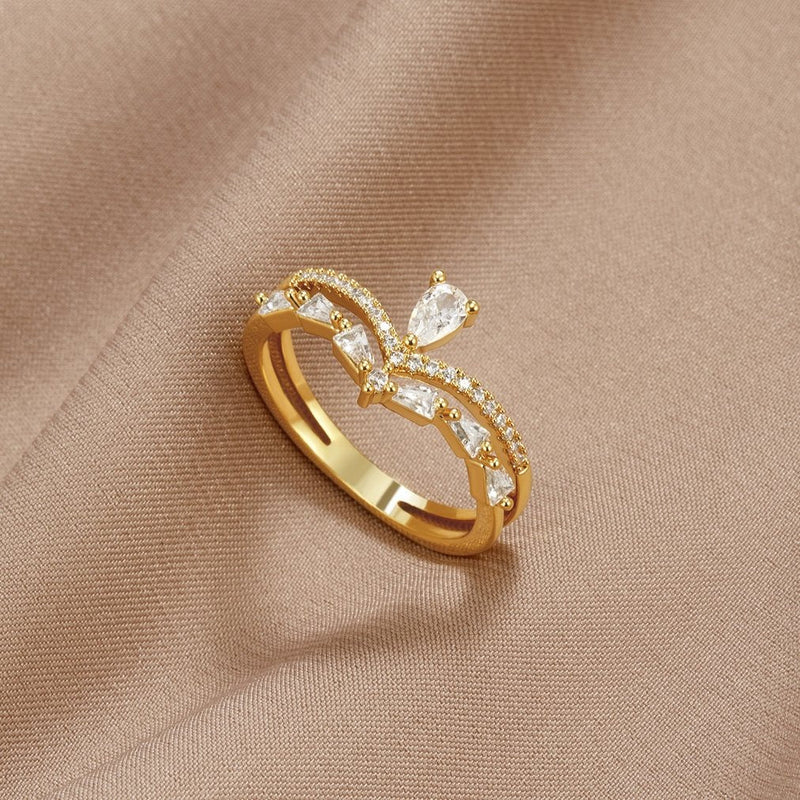 Amira – Gold ring with subtle sparkle and crystal