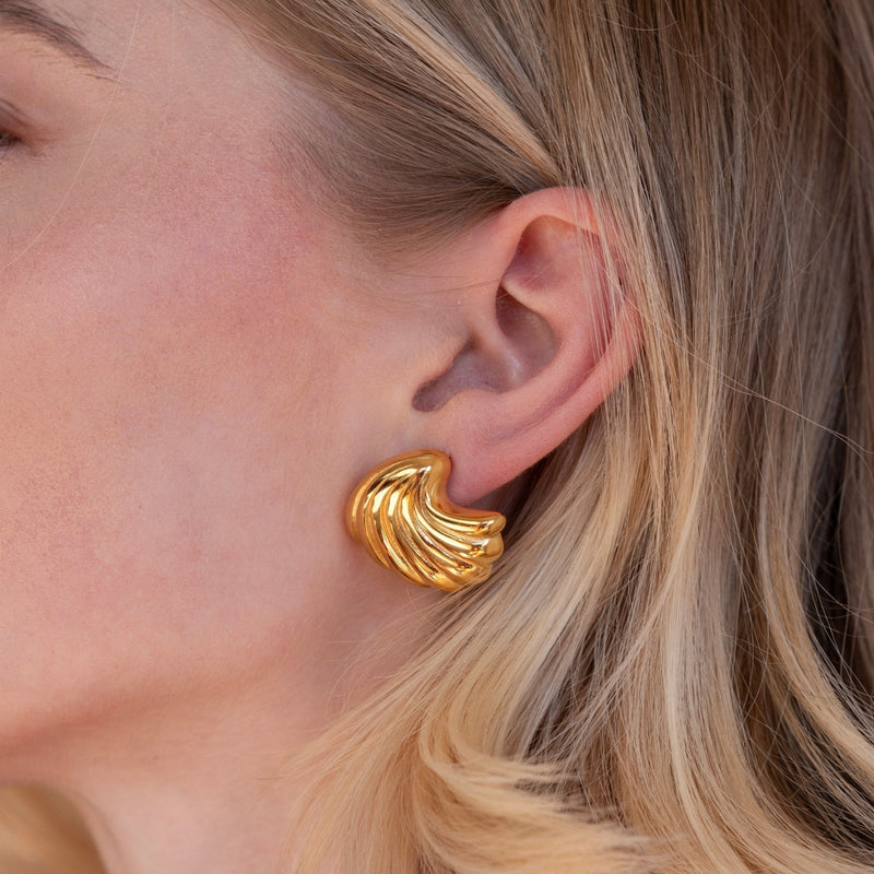 Anneliese – Gold earrings with shell design.