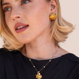 Anneliese – Gold earrings with shell design.