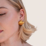 Anneliese – Gold earrings with shell design.