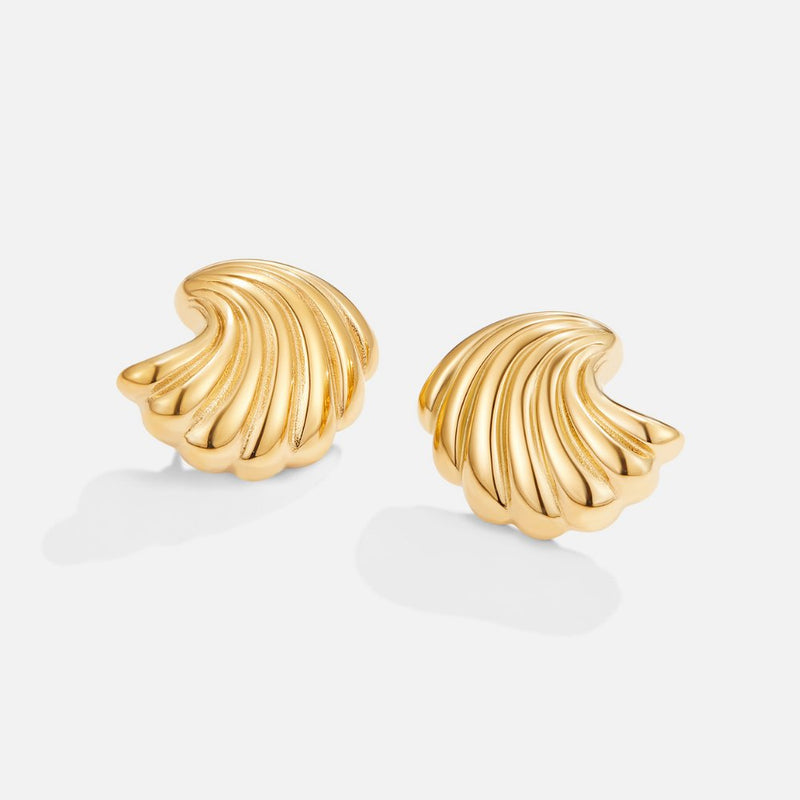 Anneliese – Gold earrings with shell design.
