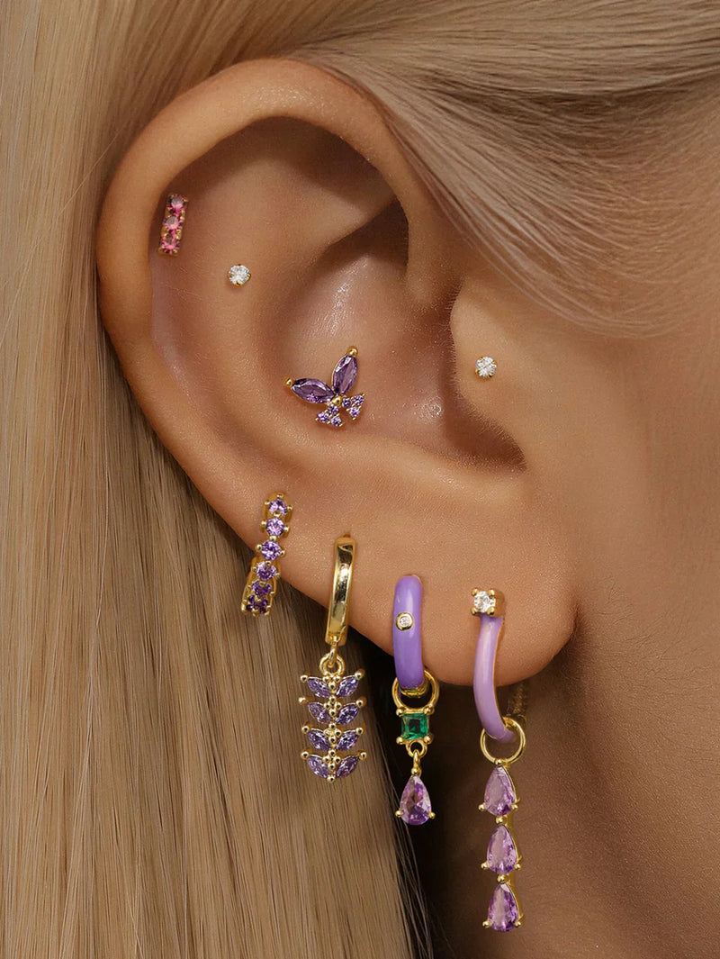 Isabela – Elegant gold earrings with geometric design.