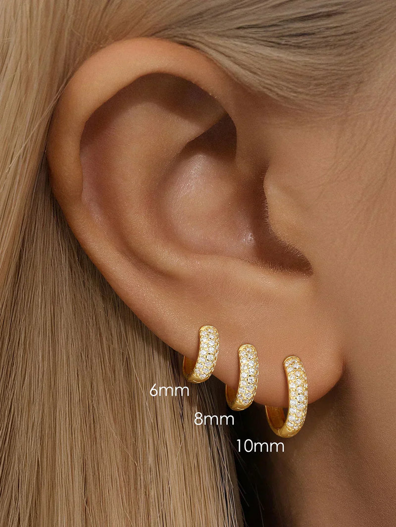 Sina – Gold earrings with a touch of minimalist elegance.