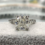 Iris – Diamond ring with oval gemstone.