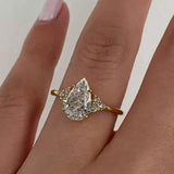 Clarissa – Gold ring with diamond in drop cut.