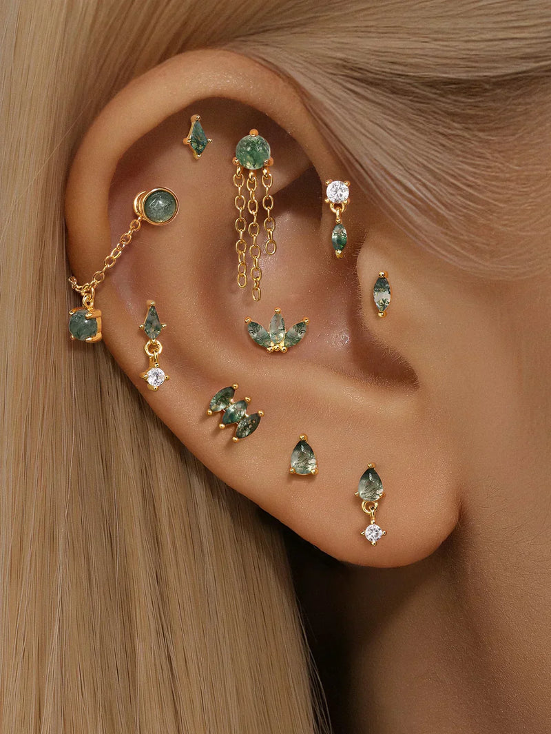 Sofie-Marie – Elegant gold earrings with a dynamic design.