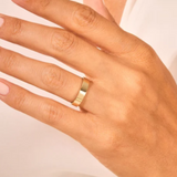 Johana – Engagement ring with round diamond.