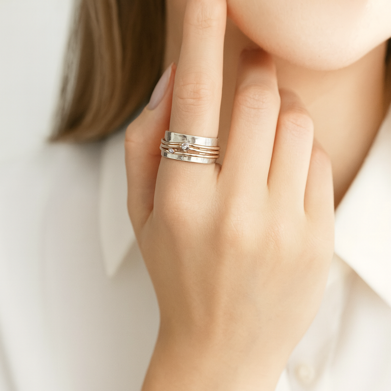 Marlene – Wide ring with elegant hammered finish and golden details