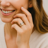 Tereza – Elegant gold ring with a radiant opal and transparent details.
