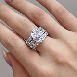 Greta – Silver ring adorned with diamonds.
