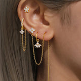 Clarissa – Gold earrings with an elegant square design.