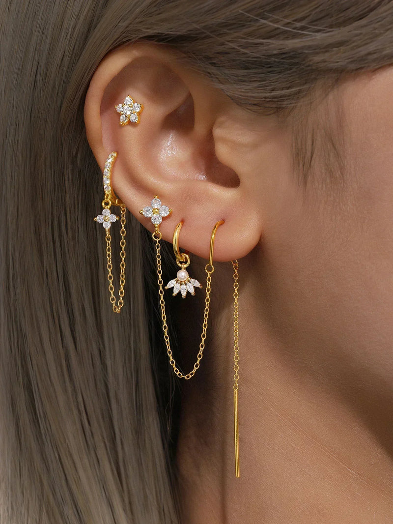 Clarissa – Gold earrings with an elegant square design.