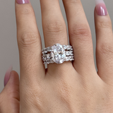 Greta – Silver ring adorned with diamonds.
