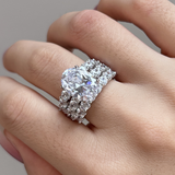 Greta – Silver ring adorned with diamonds.