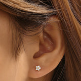 Clarissa – Gold earrings with an elegant square design.