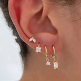 Melanie – Fine gold earrings with a delicate texture.